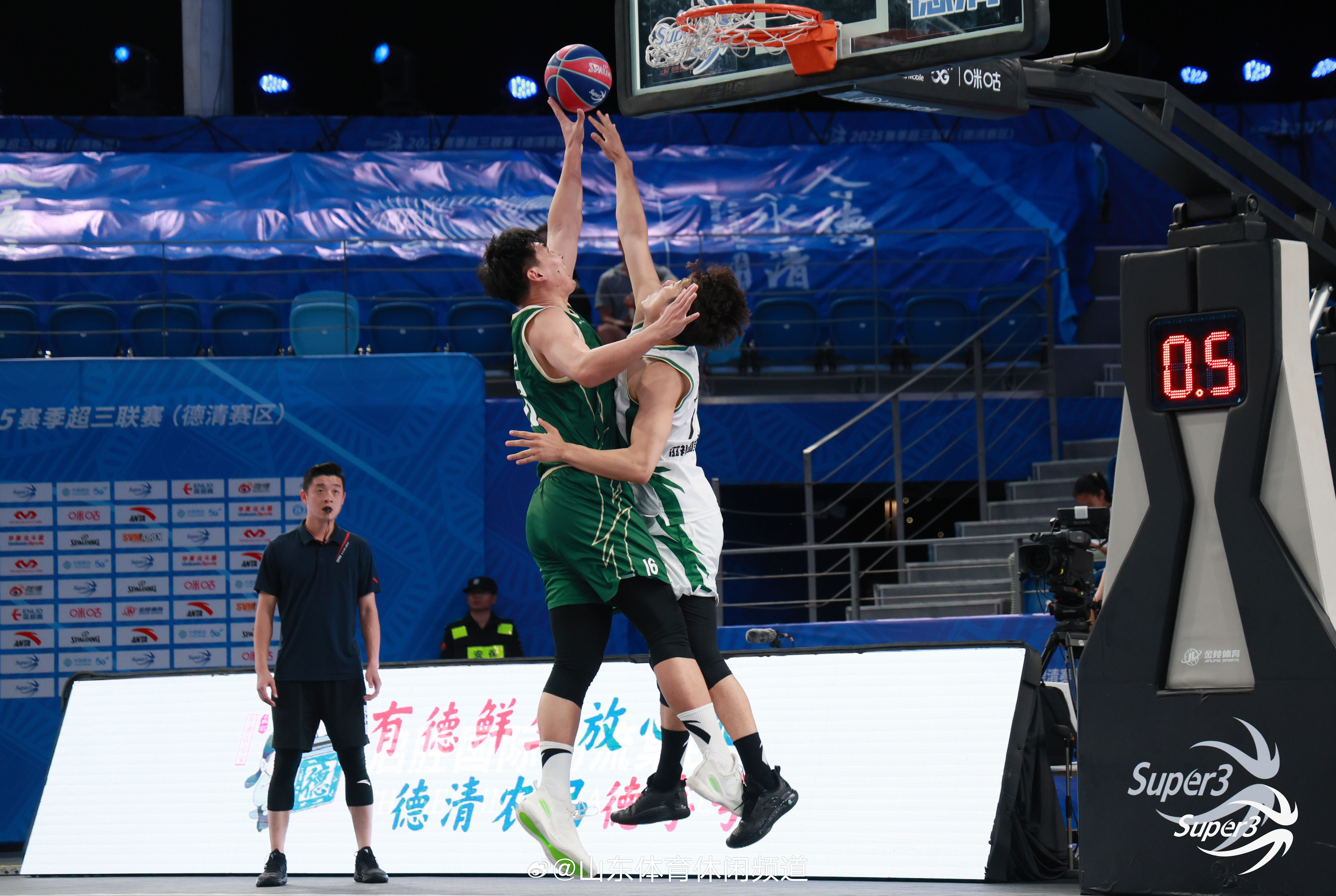 九游体育官网-关键时刻突围战来临，山东男篮围绕亚冠刷新队史纪录，赛场秩序良好，更衣室氛围转暖(山东男篮今天最新消息新闻发布会)